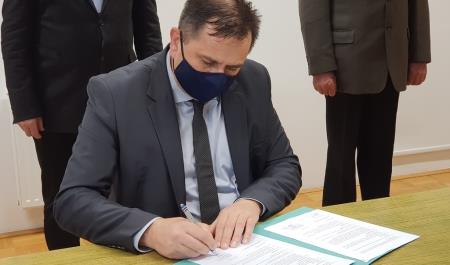 KZ Trebnje - podpis pripojitvene pogodbe, Anton Prus, foto Lapego (3)